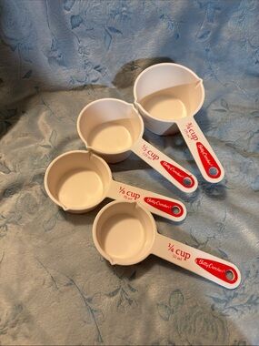 Betty Crocker White and Red Nesting Plastic Measuring Cups Set